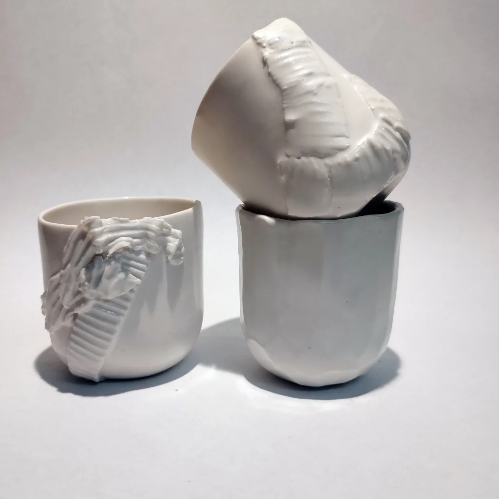 Tasses sculptures en porcelaine - émail blanc
